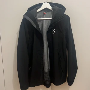 Haglöfs regnjacka - Haglöfs regnjacka i riktig bra skick, använd 1 månad köpt från zalando för 2100kr 