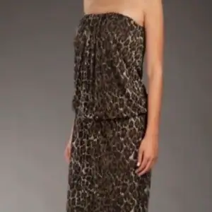 Leopardmönstrad axelbandslös klänning i mjukt tyg från by Malene Birger. Storlek M. Stretchig i storleken och väldigt bra skick.  Kan skickas eller hämtas vid Tekniska Högskolan. Jag gör en stor garderobsrensning just nu, se gärna mina andra annonser