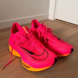 Nike AIR Zoom Alphafly Next% 2 Women - Hej säljer dessa löparskor då de inte passade min fot. De är endast använda max 15 km så de är nästan som nya. Nypris på nike.com 3599 kr. Inköpsbevis finns. Skopåse följer med. STORLEK 40 Vid snabb affär kan priset diskuteras 