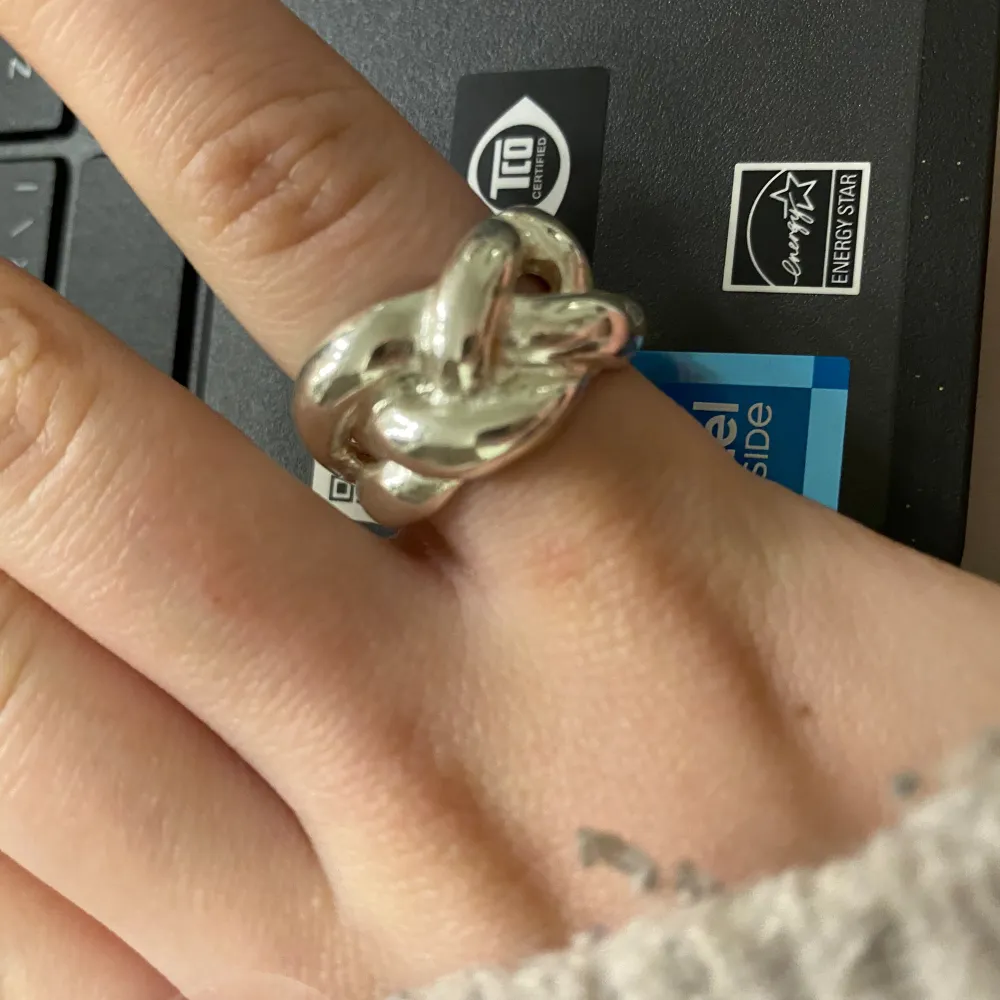 En ganska stor flätad silver ring. Inte äkta. Köptes på glitter men säljer den eftersom att den är lite stor. Knappt använd💗💗 bara att skriva om ni har några funderingar💗. Accessoarer.