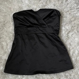 Bandeau topp - Säljer denna svarta bandeau topp, passar perfekt till fest. Har ingen bild på då den är för stor för mig, men skulle säga att den passar större S-M. Har du någon fråga är det bara att höra av dig🫶🏻