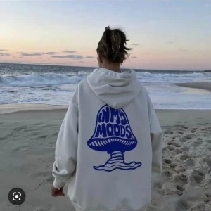 Hoodie in my moods - Säljer denna slutsålda hoodien från in my moods❤️oanvänd! Lapparna kvar! köpt för 2000kr Storlek xl men funkar bra för mig som är xs/s, då sitter den som på bild 1