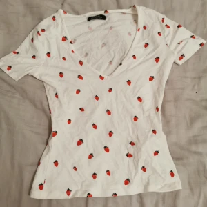 Tröja - Tröja med jordgubbar i storlek M (passar S också). Aldrig använd 