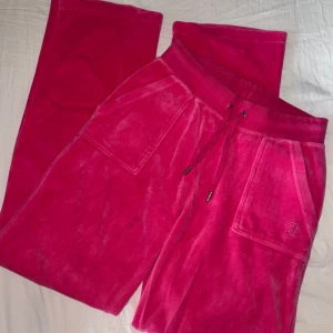 Juicy Couture byxor - Fina byxor i fint skick, förutom en liten defekt på ena fickan som inte går att stänga,se bild 3, men det är inget som syns alls när man drar ner den. Annars väldigt fint skick. Storlek S, passar XS & M med. Kan mötas upp i Halmstad eller skickas 