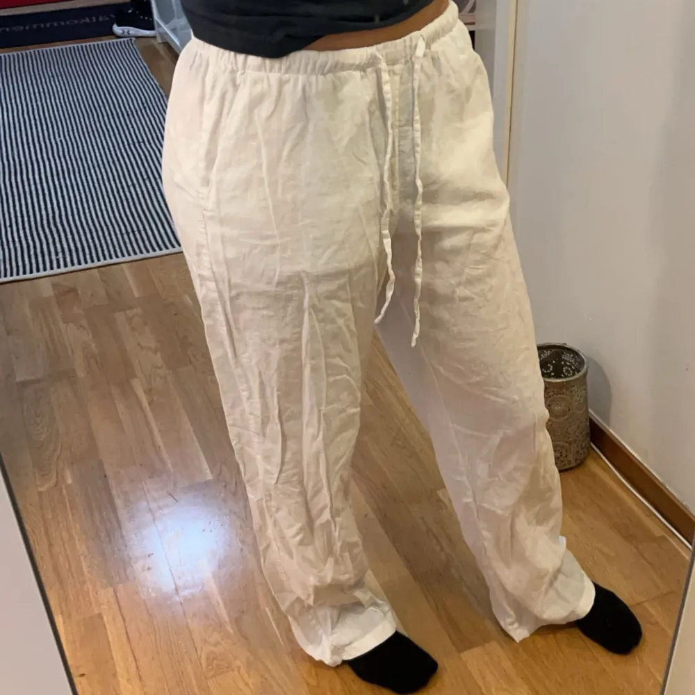 Jättefina lågmidjade vita linnebyxor från Gina tricot , använd 2 gånger , köpt förra sommaren. Jeans & Byxor.