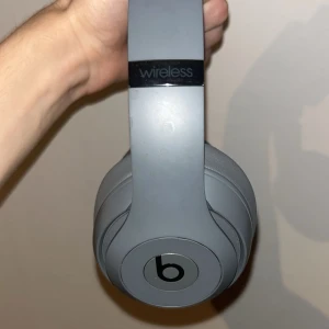 Studio3 beats wireless  - Inga skador eller defekter på ljudet för de är knappt använda, dock lådan är lite smutsig men tas bort innan skickad   Originalpris 3700