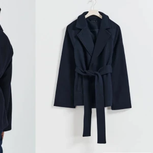 kappa - säljer denna superfina kappa som är köpt på gina men inte kommer till användning,har knappast används och är i jätte bra skick!💗köpt för 699 men säljs nu för 475. köparen står för frakten!💞