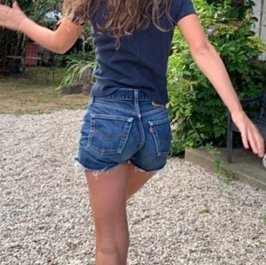 Levis shorts - Säljer tyvärr mina helt nya Levisshorts då dem var för små, de är deras populäraste modell! har bara tagit bort lapparna för gick inte lämna igen då de blev försmå, så otroligt sköna med stretch och fina som passar till allt, storlek W23 ca XS/XXS 😊