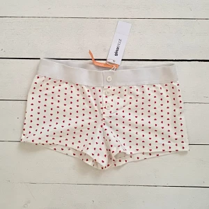 Gina Tricot low pyjama shorts - (Intressekoll) Ingen prislapp kvar❗️Använt en gång, inga defekter. Passar nog stolek xs-s. Köpta för 100kr. Knapparna går inte att öppna!