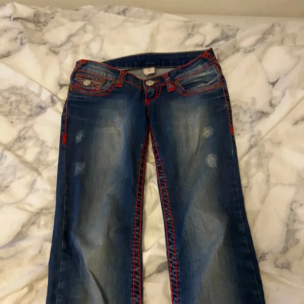 Säljer ett par jättesnygga trueys🥰 använda fåtal gånger och perfekt skick, inga defekter. Storlek 29🥰 . Jeans & Byxor.