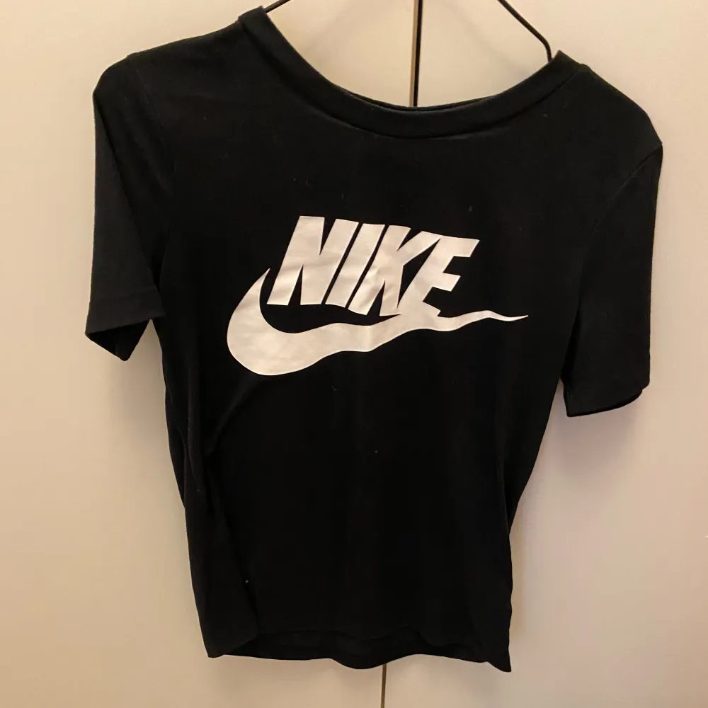 En svart nike tshirt i vanligt tshirt material, storlek XS men sitter ganska löst (oversized) kan  mötas upp i Uppsala eller skicka på post men då står köparen för frakt . T-shirts.