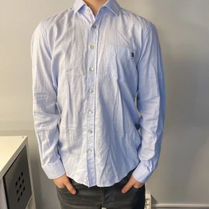 US polo assn skjorta - US polo assn skjorta i väldigt bra skick. Storlek M passar 175-180, Modellen är 175, hör av er vid frågor.