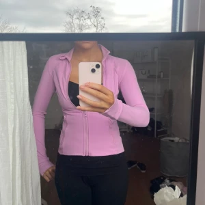 Rosa träningströja - Säljer min rosa träningströja, jätte skönt tyg, använd 1 gång bara! Strechtigt material!❤️😍