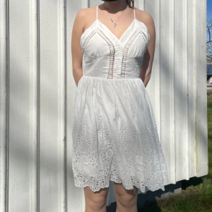 Konfirmation/ studentklänning - Fin klänning med öppen rygg från design by si. Modellen är 160 cm lång och kjolen är 51 cm. Klänningen är oanvänd och prislappen finns kvar, säljes då jag hittade ett bättre alternativ. Nypris 136