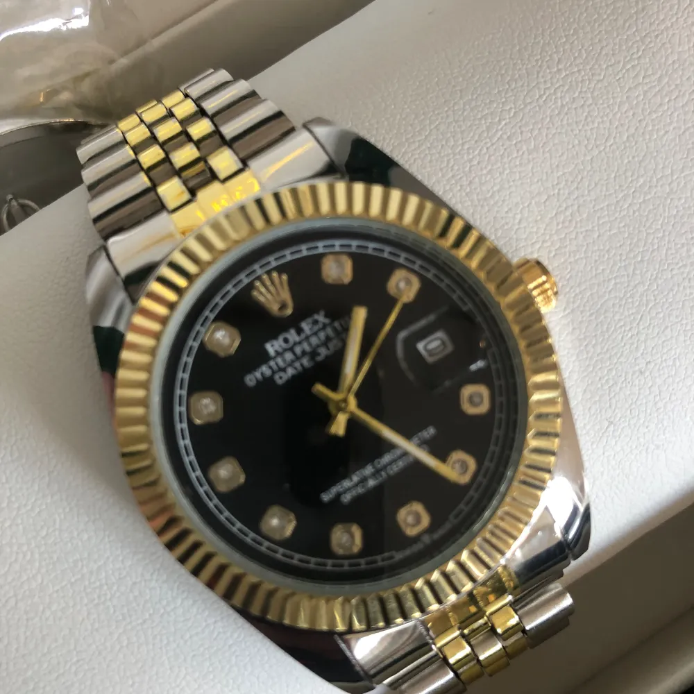 Säljer en helt ny Rolex klocka jätte fin och super bra kvalite allting medföljer  Box ,kartong  Extra smycke armband me Rolex logga  Allt säljs tillsammans för super bra pris går även diskutera  Inga oseriösa tack men hör av er vid frågor👍. Accessoarer.