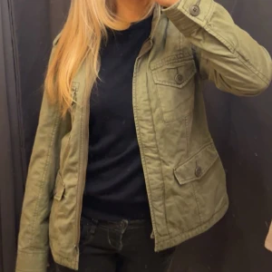 Grön jeansjacka  - Grön jeansjacka från abercrombie & fitch, bra skick, storlek Small❤️ 