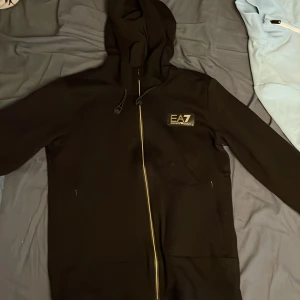 EA7 hoodie - snygg EA7 hoodie köpt på Urban Modern