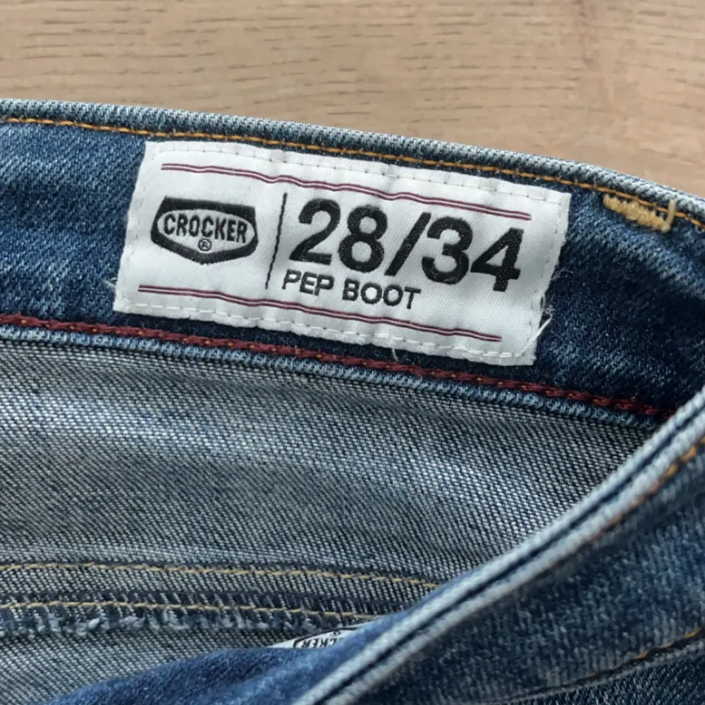 Säljer dessa super snygga lågmidjade jeans, i storlek 28/34. Säljs då de är alldeles förstora i midjan på mig men annars super fina bootcut jeans. Tror märket är crocker.💗Säljs för 450kr, priset går dock att diskuteras. Hör av er för fler bilder💗💗. Jeans & Byxor.