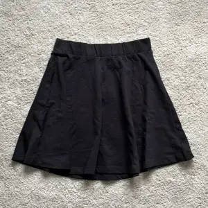 Svart kjol, aldrig använd. Har även en annan, exakt likadan så därför säljer jag denna😇Stl 170 vilket är som en XS/S