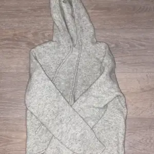 Tja säljer nu min kashmire hoodie då jag beställde den men den var tyvärr för liten| storlek XS| Skick 10/10 helt ny| mvh!