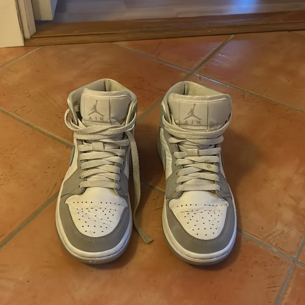 Jag säljer mina grå blåa Jordans i storlek 36,5 / 37 för att dem ej kommer till användning längre. Har haft de i ungefär 1 och ett halvt år och använt lite då och då🤍( Köpte dem för 1,3 ) pris kan ändras! . Skor.