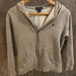  Polo Ralph lauren zip  - Nu säljer jag denna populära polo Ralph lauren zipen. Skicket 8/10 💫. Storleken är 150-161cm men den är ganska liten i storleken. Passar mig som är 158cm. Denna Ralph lauren zipen är perfekt till sommarn🔥💫 hör av er vid funderingar🙏[ÄKTA]