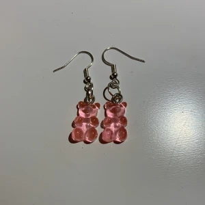 Fina örhängen!💕 - Säljer fina egen gjorda örhängen som aldrig har använts💕💕 Pris kan diskuteras💖💖