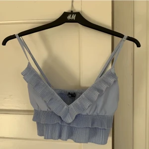 Blå topp - Blå topp från zara! Så fin och knappt använd🌟 Passar perfekt till sommaren eller fest :) Den är slutsåld och säljs inte längre. Pris kan diskuteras!!  