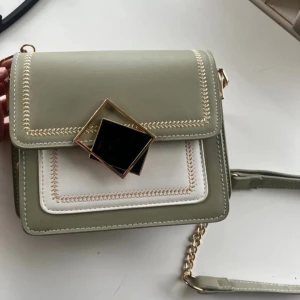 Grön väska - Grön helt oanvänd väska med gulddetaljer och justerbara band