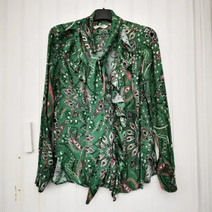 Odd Molly-blus - Mönstrad grön knytblus i viscose från Odd Molly. Använd 2 ggr, tvättad 1 gg. Extraknapp finns kvar. 