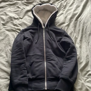 moose knuckles tröja - säljer min feta moose knuckles bunny köpt på nk hösten 2023 kvitto och tags finns kvar