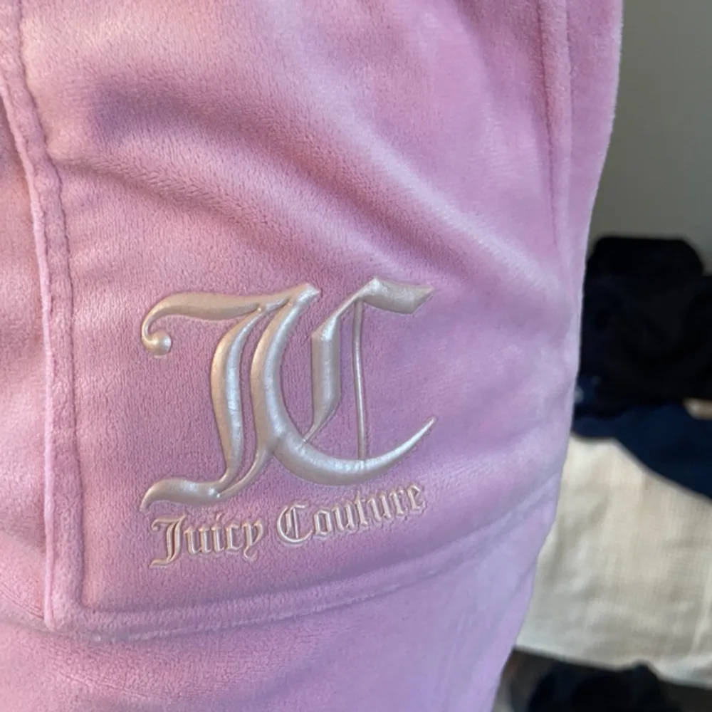 Säljer rosa juicy couture byxor då jag inte använder. De sitter ganska pösigt på mig som brukar ha xs i vanliga juicy byxor(dessa är köpa från kidsbrandstore)❤️ De är lite smutsiga nere vid hälarna. Jeans & Byxor.