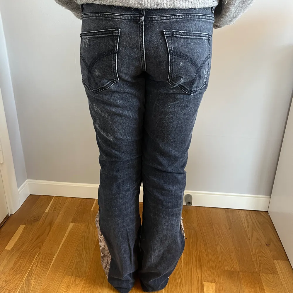 Flare jeans ifrån Calvin Klein med ormtryck. Bra skick och super snygga!. Jeans & Byxor.
