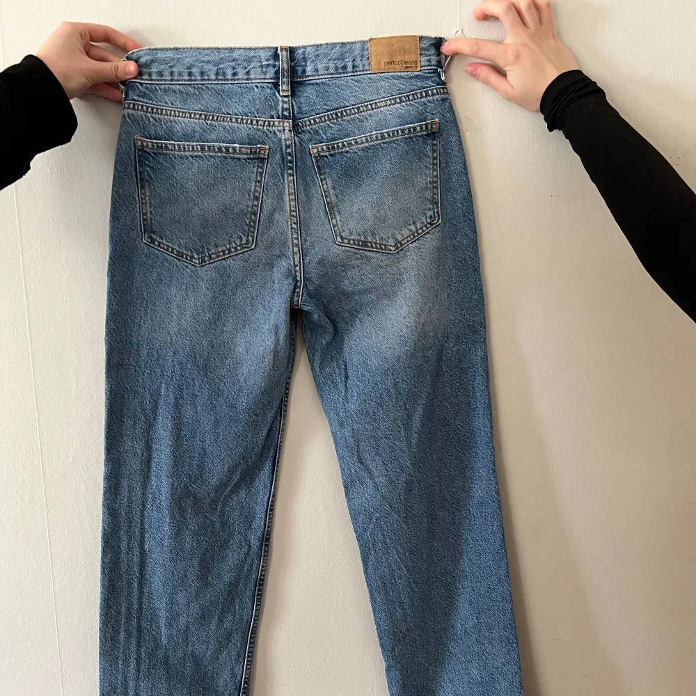 Mid waist jeans från Ginatricot i stl 32. I väldigt bra skick då de är varsamt använda. Bekväma att ha på sig. . Jeans & Byxor.