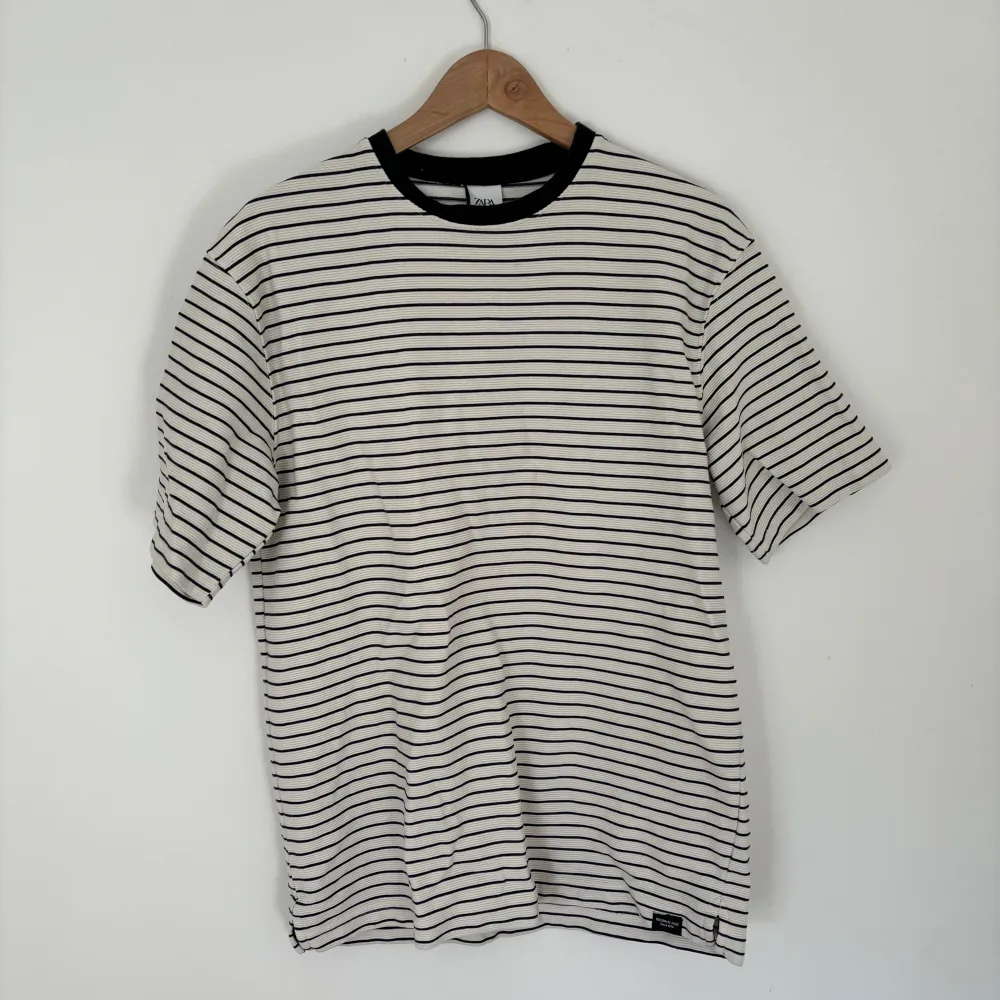 Säljer denna snygga t-shirten från Zara Oslo. En perfekt t-shirt nu när sommaren är runt hörnet. T-shirten är i ett toppskick och tveka inte med att ställa en fråga! Original pris 399 NOK. T-shirts.