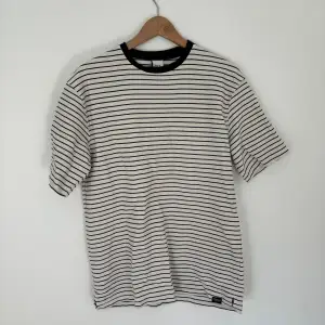Säljer denna snygga t-shirten från Zara Oslo. En perfekt t-shirt nu när sommaren är runt hörnet. T-shirten är i ett toppskick och tveka inte med att ställa en fråga! Original pris 399 NOK