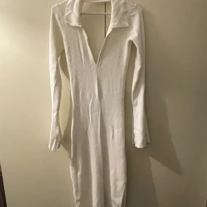 Nakd x Melissa Bentsen klänning - Melissas collection med nakd, klänning med knappar som går att knäppa upp där fram samt en öppen rygg. Klänningen är i storlek s och är i bra skick.