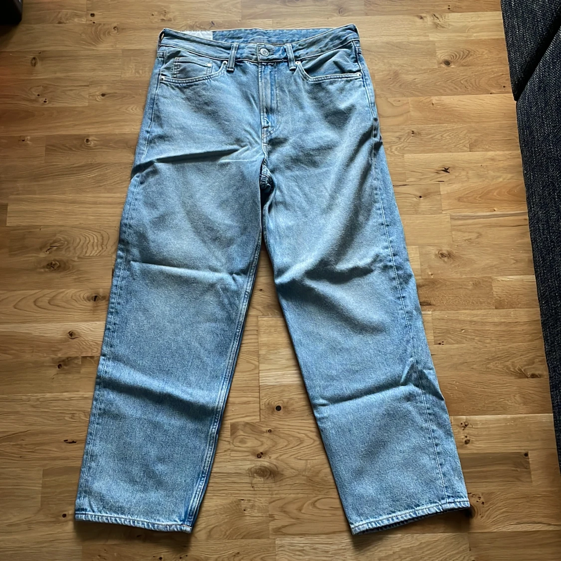Loose ljusblåa jeans för kille