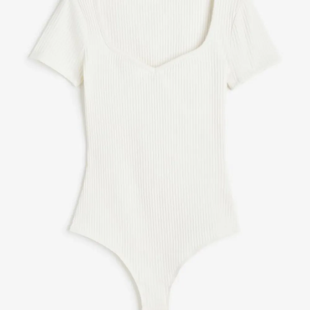 Säker den svarta Bodysuit. Jag hittade tyvärr ingen exkat bild på tröjan som jag säljer men det är samma tröja som i första bilden bara en annan färg🖤. Toppar.