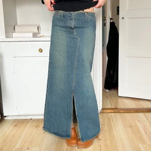 Lång jeanskjol - Oj oj vilken snygg långkjol i denim ! Den sitter lågmidjat och går ända ner till marken på mig som är 165 💫 mycket bra skick
