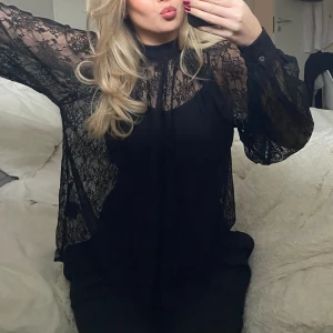 Blus - superfin svart spetsblus från hm, kommer inte till använding☺️man knyter den som en rosett bak i nacken, superfin!