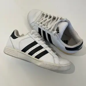 Klassiska Adidas Sneakers i skick 7/10. Defekter på sula och på andra ställen, en del går att ta bort! Storlek 39. Diskuterar gärna priset!