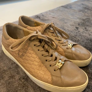 Michael Kors skor - Michael kors skor. Använda 2 gånger  Kika på mina andra annonser, samfraktar gärna!