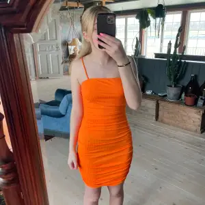 Säljer min orange klänning för att jag inte tyckte den va lika fin som när ja beställde den!