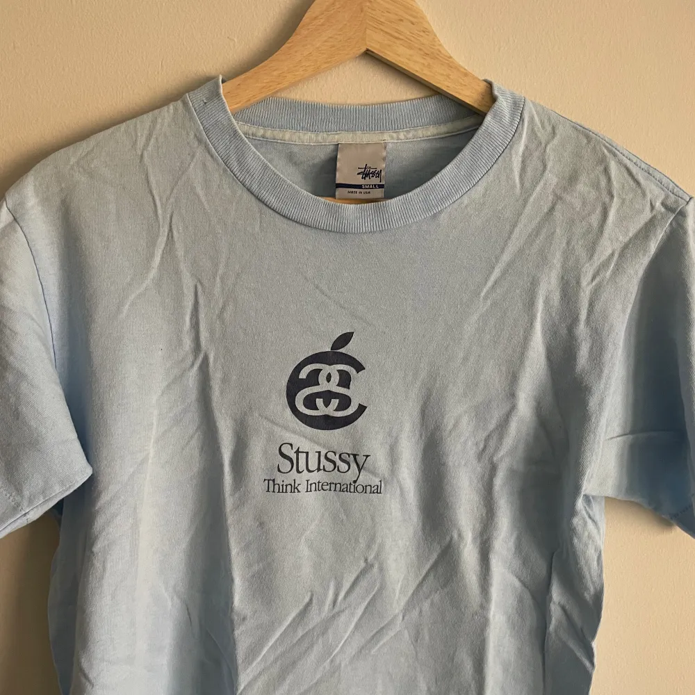 Vintage stussy t-shirt  Köpt på Plugmeplease på öppningen av deras butik. I bra vintage skick och utan hål. Storlek S men sitter mer som liten M.. T-shirts.