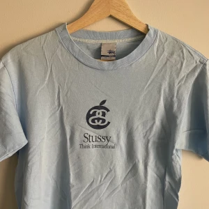 Vintage stussy - Vintage stussy t-shirt  Köpt på Plugmeplease på öppningen av deras butik. I bra vintage skick och utan hål. Storlek S men sitter mer som liten M.