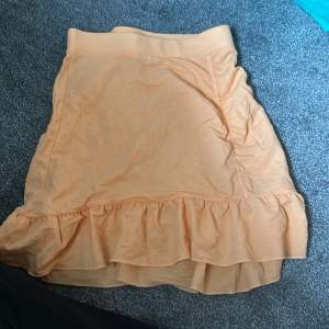 Fin kjol från Gina perfekt till stranden eller stan🧡