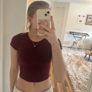 T-shirt  - En super fin vinröd t-shirt som är använd fåtal gånger💖