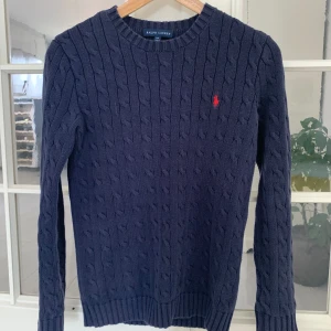RL kabelstickad tröja - Riktigt soft kabelstickad tröja från Ralph Lauren. Äkta, säljer pga för liten. Storlek S och nyskick. Svarar på alla frågor. Skickar snabbt! 