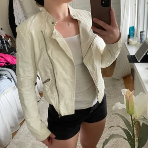 Skinnjacka  - Skinnjacka från Forever 21, vit lite kortare i modellen. Fint skick men lite skrynklig då den legat i en låda. Passar en XS/S